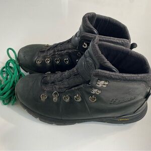 Danner Black 600 mountain 9.5 Leather Boots for Rugged Adventure